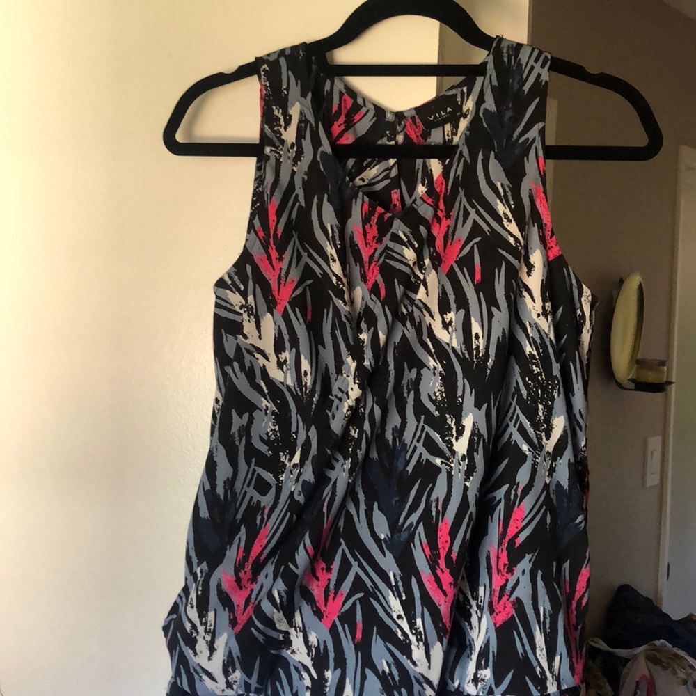 Patterned sleeveless blouse